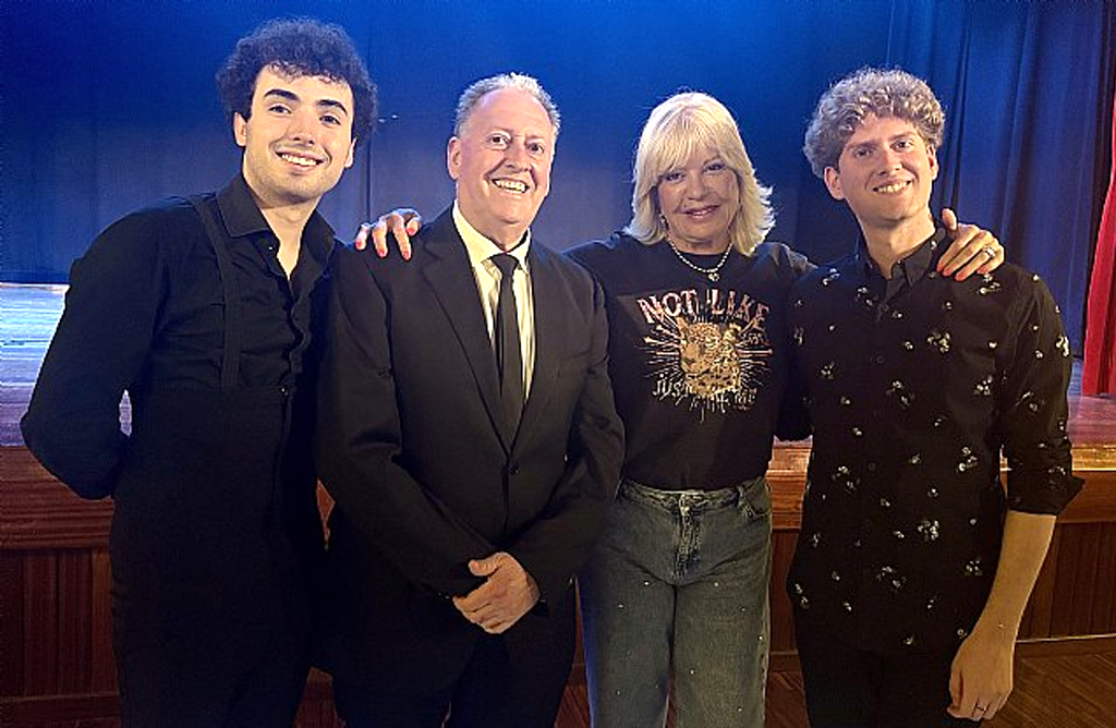B�rbara Rey acompa�a a Juanru, junto a V�ctor y Ruv�n, en una noche marcada por la m�sica, el amor y la convivencia